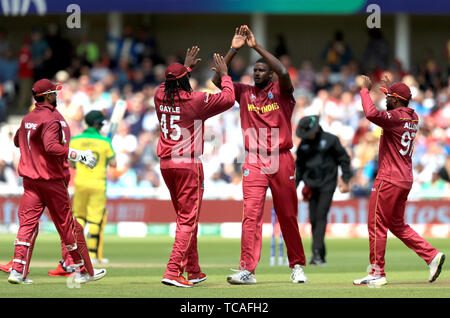 West Indies' Jason Halter (3. links) feiert mit Chris Gayle (Zweite links) unter dem wicket von Australiens Marcus Stoinis (nicht abgebildet) während der ICC Cricket World Cup group Phase Match an der Trent Brücke, Nottingham. Stockfoto