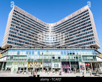 Die Centre Monnaie, gegenüber dem Königlichen Theater der Münzstätte in Brüssel, Belgien, ein Einkaufszentrum und das administrative Zentrum der Stadt. Stockfoto