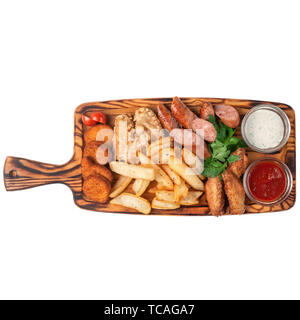 Chicken Wings, Würstchen, Nuggets, mit katofel und Barbecue Sauce, promidorka und Petersilie. Holzbohle ablegen, auf einem weißen Hintergrund. Isolieren Stockfoto