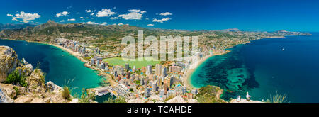 Panoramablick auf die Stadt Calpe und die Nord- und Südstrände von der Spitze des Felsens von Ifach, Alicante, Spanien Stockfoto