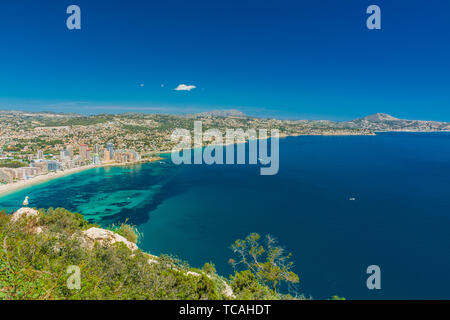 Blick auf das Wohngebiet und Hotels in Calpe, Alicante, Spanien, und andere Dörfer im Hintergrund von der Spitze des Felsens von Ifach Stockfoto