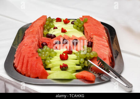 Die in Scheiben geschnittenen Zellstoff der Wassermelone, Melone ist mit Reifen cherry dekoriert Stockfoto