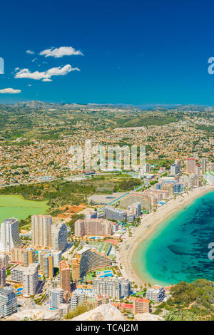 Blick auf die Gegend von Apartments und Hotels in Calpe, Alicante, Spanien, und Strände von der Spitze des Felsens von Ifach Stockfoto