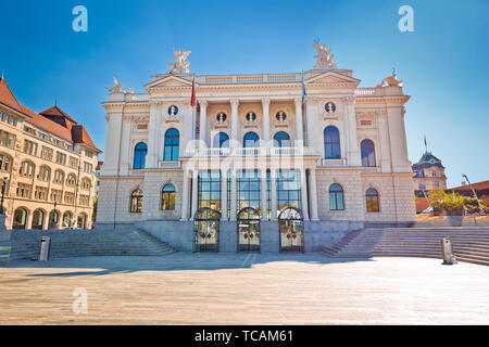 Opernhaus Zürich und Sechselautenplatz Stadtplatz, der größten Stadt in der Schweiz Stockfoto