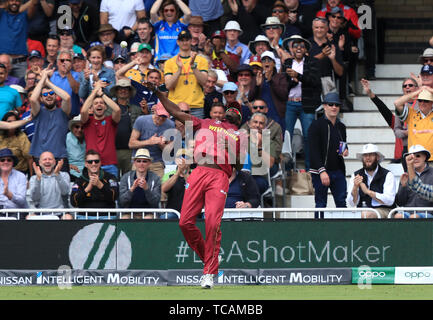 West Indies' Jason Inhaber feiert, fang Australiens Nathan Coulter-Nile während der ICC Cricket World Cup group Phase Match an der Trent Brücke, Nottingham. Stockfoto