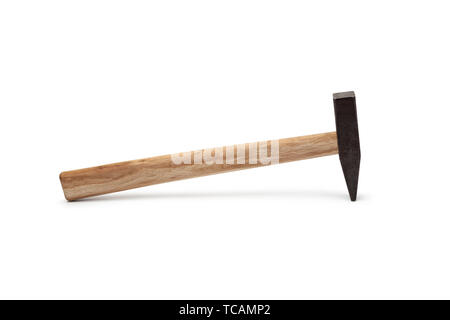 Metal Hammer mit Holzgriff isoliert auf weißem Hintergrund. Mit Freistellungspfad Stockfoto