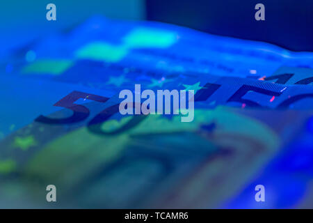 Kontrollieren, ob das Geld aus der Nähe Stockfoto