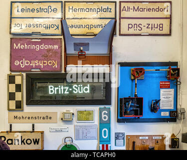 U-Bahn Museum Berlin. Transport Museum in einem der ehemaligen historischen Kontrolle Zimmer im Olympia Stadion Metro Station. Alte Station Namensschild Schilder Stockfoto