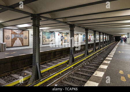 Sophie-Charlotte-Platz U-Bahn U-Bahnhof der U2 rail line in Berlin-Charlottenburg. grau gefliesten Wänden und Historische Bilder der Station Stockfoto