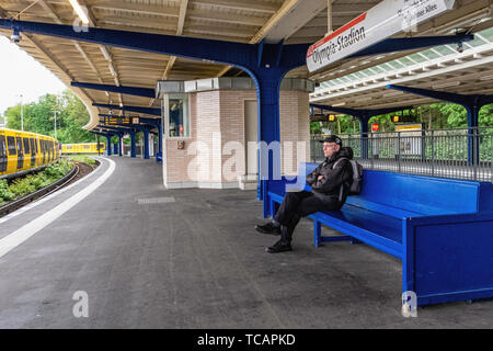 U-Bahn U-Bahnhof Olympia-Stadion auf der Linie U2 in Westend, Berlin. Älterer Mann warten auf Zug auf der Plattform. Stockfoto