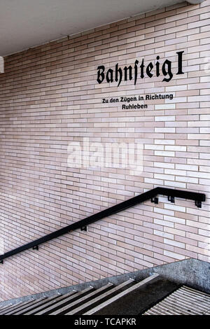 U-Bahn U-Bahnhof Olympia-Stadion auf der Linie U2 in Westend, Berlin. Treppen zu Plattform. Die Station Stadion am 8 Ju geöffnet wurde Stockfoto