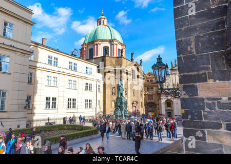 Prag, Tschechische Republik - 25. Februar 2017: die Menschen in der Nähe der Statue von Karl IV. zum Ritter des Kreuzes Square Stockfoto