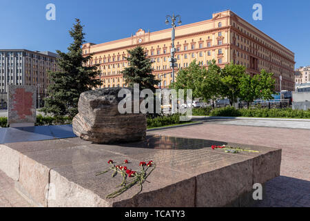 Solovetsky Stein zum Gedenken an sowjetischen Gulag und Deportationen mit der berüchtigten Ex-KGB-& NKWD Hauptsitz über am Lubjanka Square, Moskau, Russland Stockfoto