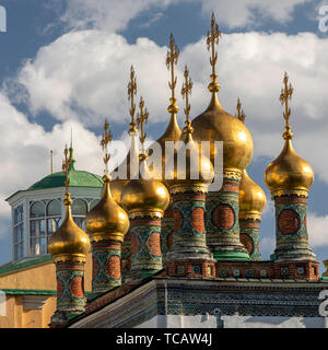 Vergoldete Zwiebeltürme der Kreml Terem Palace, Moskau, Russland Stockfoto