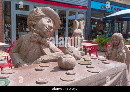 Mad Hatters Tea Party Alice im Wunderland Statue in Golden Square. Warrington. Stockfoto