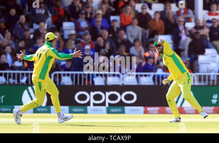 Australiens Glenn Maxwell (rechts) feiert, fang West Indies' Andre Russell während der ICC Cricket World Cup group Phase Match an der Trent Brücke, Nottingham. Stockfoto