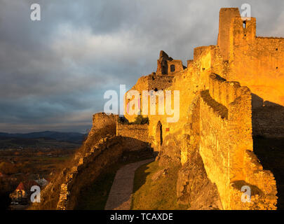 Ruine des Schlosses Beckov in der Slowakei Stockfoto