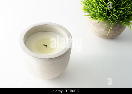 Stein Kerzenhalter und gefälschtes Gras Topfpflanze Stockfoto