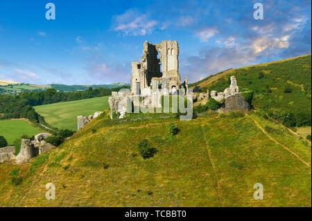 Mittelalterliche Corfe Castle halten & Zinnen bei Sonnenaufgang, von Wilhelm dem Eroberer, Dorset England in 1086 gebaut.