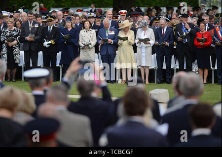 Der Prinz von Wales und die Herzogin von Cornwall, Premierminister Theresa May und Philip Service kann die Royal British Legion der Erinnerung teilnehmen, am Commonwealth Kriegsgräber Kommission Friedhof, in Bayeux, Frankreich, im Rahmen der Gedenkfeiern zum 75. Jahrestag der D-Day Landungen. Stockfoto