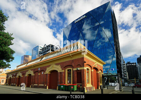 13 Vor der Deloitte Gebäude beleuchten, Customhouse Quay, Wellington, Neuseeland. Stockfoto