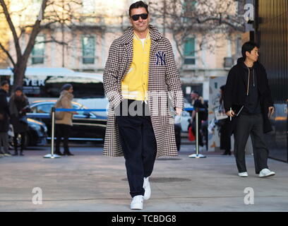 MILANO, Italien: 12. Januar 2019: Fashion Blogger street style Outfits vor Neil Barrett fashion show während der Mailand Fashion Week Herbst/Winter 2019 Mann Stockfoto