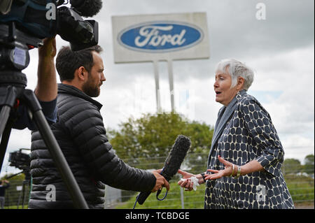 Labour MP Madeleine Mond spricht zu den Medien außerhalb der Ford Motor plant in der Nähe von Bridgend, South Wales, nach der Ankündigung, dass es im September 2020 geschlossen wird. Stockfoto