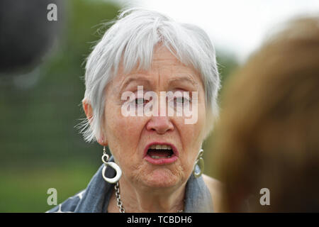 Labour MP Madeleine Mond spricht zu den Medien außerhalb der Ford Motor plant in der Nähe von Bridgend, South Wales, nach der Ankündigung, dass es im September 2020 geschlossen wird. Stockfoto