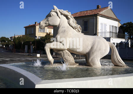 Skulptur "Crin Blanc" als Hommage an Denys Colomb de Daunant und Albert Lamorisse. Les Saintes Maries de la Mer, Camargue, Frankreich Stockfoto