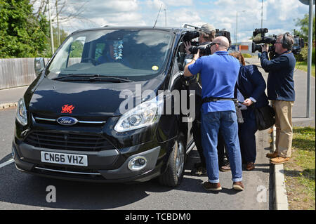 Ein Arbeitnehmer, der die Medien als er die Ford Motor plant in der Nähe von Bridgend, South Wales Blätter, nach der Ankündigung, dass es im September 2020 geschlossen wird. Stockfoto