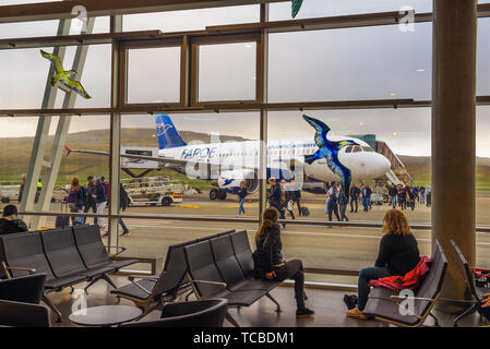 Die Passagiere aussteigen aus dem Flugzeug auf die Färöer Inseln flughafen Stockfoto