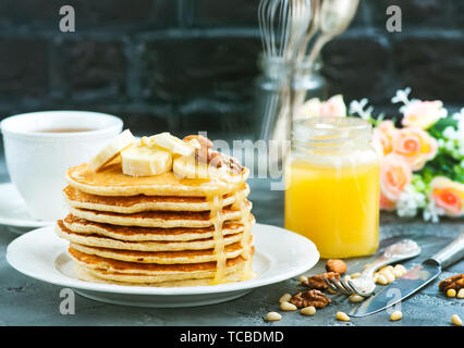 Pfannkuchen mit Honig und Nüssen auf dem Teller Stockfoto