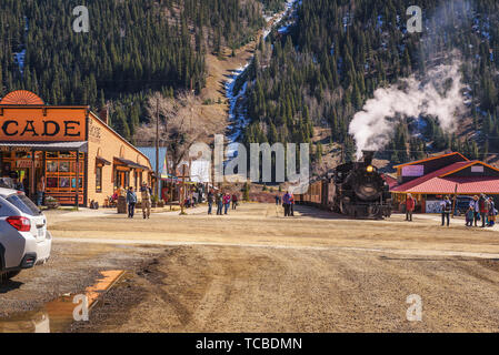 Touristen um die Durango, Silverton Schmalspurbahn in Silverton Stockfoto