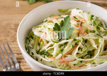 Krautsalat Salat in Weiß Schüssel auf hölzernen Tisch Stockfoto