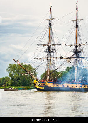RIVES DE SEINE, Frankreich - Juni 5, 2019. Hermine segeln Französisch sehr alten Boot auf dem Fluss Seine, nur Anreisen für Armada 2019, nach Rouen zu gehen. Wi Stockfoto