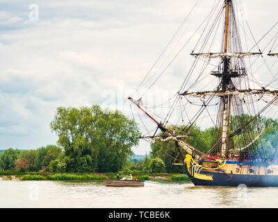 RIVES DE SEINE, Frankreich - Juni 5, 2019. Hermine segeln Französisch sehr alten Boot auf dem Fluss Seine, nur Anreisen für Armada 2019, nach Rouen zu gehen. Wi Stockfoto