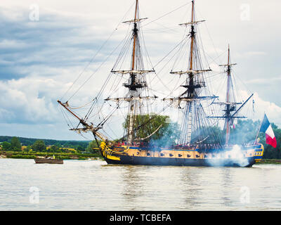 RIVES DE SEINE, Frankreich - Juni 5, 2019. Hermine segeln Französisch sehr alten Boot auf dem Fluss Seine, nur Anreisen für Armada 2019, nach Rouen zu gehen. Wi Stockfoto