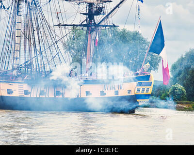 RIVES DE SEINE, Frankreich - Juni 5, 2019. Hermine segeln Französisch sehr alten Boot auf dem Fluss Seine, nur Anreisen für Armada 2019, nach Rouen zu gehen. Wi Stockfoto