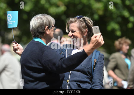 Katie Hopkins stellt für eine selfie mit einem Brexit Partei Unterstützer in Peterborough Stadt, wie die Abstimmung in der Peterborough erhält durch die Wiederwahl. Stockfoto