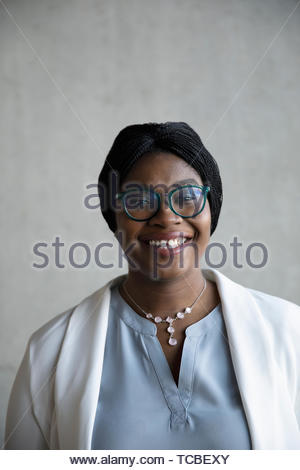 Portrait glückliche, selbstbewusste Geschäftsfrau