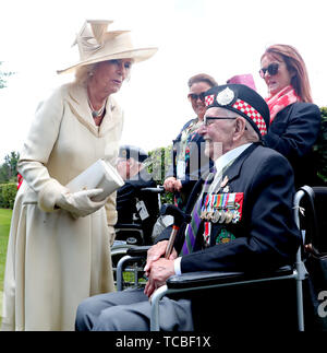 Herzogin von Cornwall trifft Veteranen in den Dienst der Royal British Legion der Erinnerung, an der Commonwealth Kriegsgräber Kommission Friedhof, in Bayeux, Frankreich, im Rahmen der Gedenkfeiern zum 75. Jahrestag der D-Day Landungen. Stockfoto