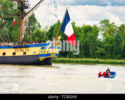 RIVES DE SEINE, Frankreich - Juni 5, 2019. Stern von Hermine Segeln sehr alten Boot auf dem Fluss Seine, french flag, nur Anreisen für Armada 2019, zu Stockfoto