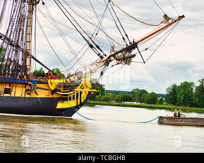 RIVES DE SEINE, Frankreich - Juni 5, 2019. Bug von Hermine Segeln sehr alten Boot auf dem Fluss Seine, french flag, nur Anreisen für Armada 2019, zu g Stockfoto