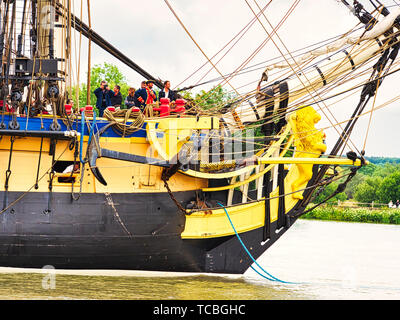 RIVES DE SEINE, Frankreich - Juni 5, 2019. Bug von Hermine Segeln sehr alten Boot auf dem Fluss Seine, french flag, nur Anreisen für Armada 2019, zu g Stockfoto