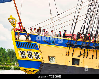RIVES DE SEINE, Frankreich - Juni 5, 2019. Stern von Hermine Segeln sehr alten Boot auf dem Fluss Seine, french flag, nur Anreisen für Armada 2019, zu Stockfoto