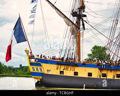 RIVES DE SEINE, Frankreich - Juni 5, 2019. Stern von Hermine Segeln sehr alten Boot auf dem Fluss Seine, french flag, nur Anreisen für Armada 2019, zu Stockfoto