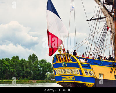RIVES DE SEINE, Frankreich - Juni 5, 2019. Stern von Hermine Segeln sehr alten Boot auf dem Fluss Seine, french flag, nur Anreisen für Armada 2019, zu Stockfoto