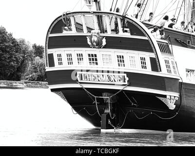 RIVES DE SEINE, Frankreich - Juni 5, 2019. Stern von Hermine Segeln sehr alten Boot auf dem Fluss Seine, french flag, nur Anreisen für Armada 2019, zu Stockfoto