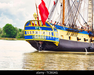 RIVES DE SEINE, Frankreich - Juni 5, 2019. Stern von Hermine Segeln sehr alten Boot auf dem Fluss Seine, french flag, nur Anreisen für Armada 2019, zu Stockfoto