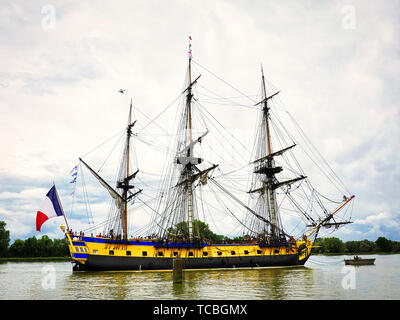 RIVES DE SEINE, Frankreich - Juni 5, 2019. Hermine segeln Französisch sehr alten Boot auf dem Fluss Seine, nur Anreisen für Armada 2019, nach Rouen zu gehen. Wi Stockfoto